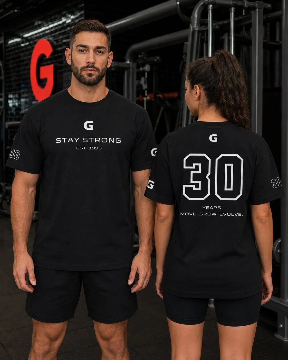 Ζευγάρι μέλη του Gymnasium φορούν το T-shirt 30 Years